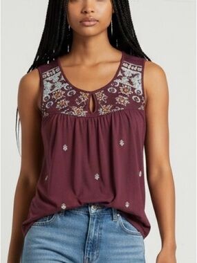 Dalia Burgundy Embroidered
Keyhole Tank Top Size M